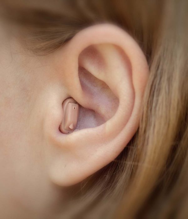 Prothèse auditive dans votre oreille gros plan